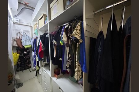 Casa à venda com 473m², 5 quartos e 3 vagasCloset da suíte 2