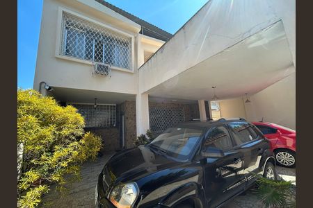 Casa à venda com 473m², 5 quartos e 3 vagasFachada