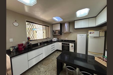 Casa à venda com 473m², 5 quartos e 3 vagasCozinha