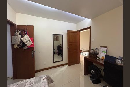 Casa à venda com 473m², 5 quartos e 3 vagasSuíte 2
