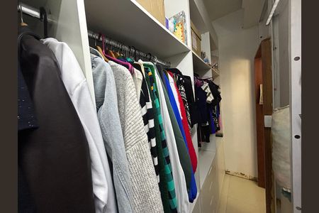 Casa à venda com 473m², 5 quartos e 3 vagasCloset da suíte 2