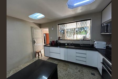 Casa à venda com 473m², 5 quartos e 3 vagasCozinha