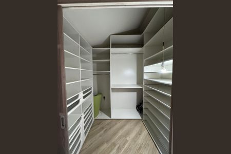 Casa para alugar com 220m², 3 quartos e 2 vagas Casa para alugar com 220m², 3 quartos e 2 vagasCloset