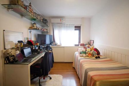 Apartamento à venda com 244m², 6 quartos e 3 vagas Apartamento à venda com 244m², 6 quartos e 3 vagasQuarto simples com cama e mesa de trabalho, com decoração minimalista e iluminação natural.