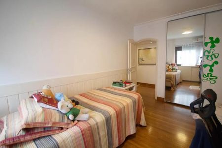 Apartamento à venda com 244m², 6 quartos e 3 vagas Apartamento à venda com 244m², 6 quartos e 3 vagasQuarto simples com cama de solteiro, cobertor colorido e brinquedos de pelúcia.