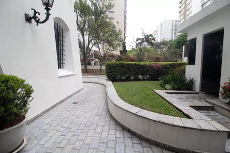 Apartamento à venda com 244m², 6 quartos e 3 vagas Apartamento à venda com 244m², 6 quartos e 3 vagasPátio com jardim e gramado bem cuidado, cercado por muros e arcos, com vista para a cidade.