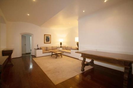 Apartamento à venda com 244m², 6 quartos e 3 vagas Apartamento à venda com 244m², 6 quartos e 3 vagasSala de estar com sofá, mesa e lâmpadas, iluminada por luz natural e artificial.