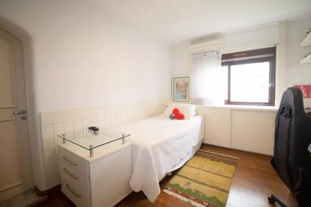 Apartamento à venda com 244m², 6 quartos e 3 vagas Apartamento à venda com 244m², 6 quartos e 3 vagasQuarto simples com cama de solteiro e mobília minimalista, iluminado por janela com vista para a rua.
