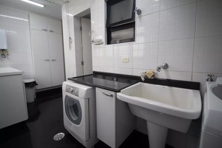 Apartamento à venda com 244m², 6 quartos e 3 vagas Apartamento à venda com 244m², 6 quartos e 3 vagasBanheiro com piso de porcelanato, pia de porcelanato e geladeira.