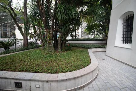 Apartamento à venda com 244m², 6 quartos e 3 vagas Apartamento à venda com 244m², 6 quartos e 3 vagasJardim com plantas e árvores em frente a uma casa branca.