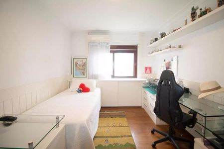 Apartamento à venda com 244m², 6 quartos e 3 vagas Apartamento à venda com 244m², 6 quartos e 3 vagasQuarto simples com cama de solteiro, móveis brancos e decoração minimalista.