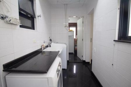 Apartamento à venda com 244m², 6 quartos e 3 vagas Apartamento à venda com 244m², 6 quartos e 3 vagasBanheiro com piso de porcelanato, pia de granito e lavadora e secadora brancas.
