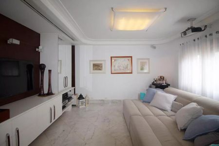 Apartamento à venda com 244m², 6 quartos e 3 vagas Apartamento à venda com 244m², 6 quartos e 3 vagasSala de estar com sofá e TV em uma casa moderna e bem decorada.
