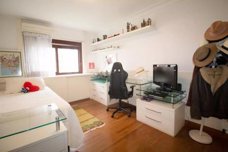 Apartamento à venda com 244m², 6 quartos e 3 vagas Apartamento à venda com 244m², 6 quartos e 3 vagasQuarto com cama, mesa de cabeceira e escrivaninha, com uma janela e um armário.