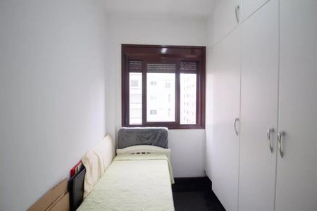 Apartamento à venda com 244m², 6 quartos e 3 vagas Apartamento à venda com 244m², 6 quartos e 3 vagasQuarto pequeno com cama simples e armário branco, com vista para a rua.