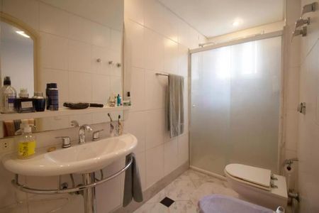Apartamento à venda com 244m², 6 quartos e 3 vagas Apartamento à venda com 244m², 6 quartos e 3 vagasBanheiro com pia, vaso sanitário e chuveiro, com espelho e prateleira acima do pia.