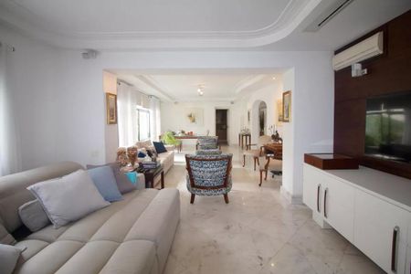 Apartamento à venda com 244m², 6 quartos e 3 vagas Apartamento à venda com 244m², 6 quartos e 3 vagasSala de estar com sofás, cadeiras e mesa de centro, iluminada por luz natural e artificial.