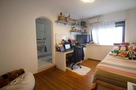 Apartamento à venda com 244m², 6 quartos e 3 vagas Apartamento à venda com 244m², 6 quartos e 3 vagasQuarto com cama, escrivaninha e porta para banheiro.