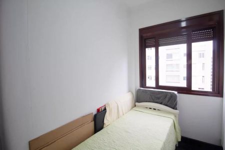 Apartamento à venda com 244m², 6 quartos e 3 vagas Apartamento à venda com 244m², 6 quartos e 3 vagasQuarto pequeno com cama simples e janela com vista para a cidade.