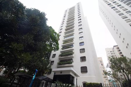 Apartamento à venda com 244m², 6 quartos e 3 vagas Apartamento à venda com 244m², 6 quartos e 3 vagasPraça de São Paulo, São Paulo, Brasil, com uma vista para o edifício e a rua.