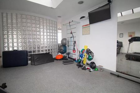 Apartamento à venda com 244m², 6 quartos e 3 vagas Apartamento à venda com 244m², 6 quartos e 3 vagasSala de academia com equipamentos de ginástica e uma TV no canto.