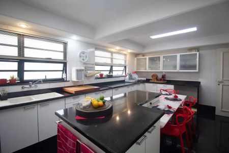 Apartamento à venda com 244m², 6 quartos e 3 vagas Apartamento à venda com 244m², 6 quartos e 3 vagasCozinha com iluminação natural, móveis brancos e preto, e decoração minimalista.