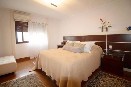 Apartamento à venda com 244m², 6 quartos e 3 vagas Apartamento à venda com 244m², 6 quartos e 3 vagasQuarto com cama de casal, cortinas brancas e tapete persa no chão.