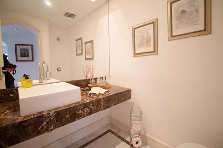 Apartamento à venda com 244m², 6 quartos e 3 vagas Apartamento à venda com 244m², 6 quartos e 3 vagasBanheiro com pia e vaso sanitário, com decoração simples e iluminação adequada.