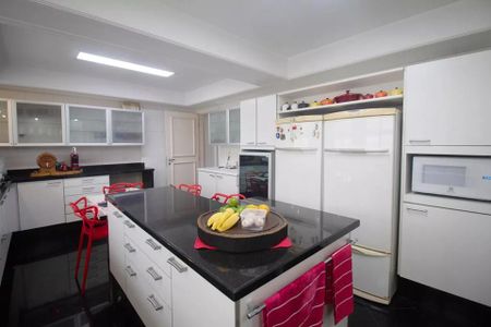 Apartamento à venda com 244m², 6 quartos e 3 vagas Apartamento à venda com 244m², 6 quartos e 3 vagasCozinha com iluminação natural e equipamentos modernos, incluindo geladeira e fogão.