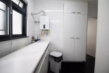 Apartamento à venda com 244m², 6 quartos e 3 vagas Apartamento à venda com 244m², 6 quartos e 3 vagasBanheiro com piso de porcelanato, pia de granito e chuveiro elétrico.