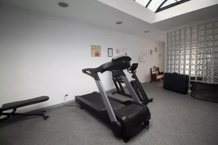 Apartamento à venda com 244m², 6 quartos e 3 vagas Apartamento à venda com 244m², 6 quartos e 3 vagasTreadmills e banco de exercícios em uma academia com iluminação natural e decoração minimalista.