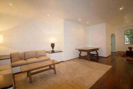 Apartamento à venda com 244m², 6 quartos e 3 vagas Apartamento à venda com 244m², 6 quartos e 3 vagasSala de estar com sofá, mesa e lâmpada, com vista para a rua.