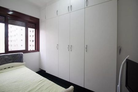 Apartamento à venda com 244m², 6 quartos e 3 vagas Apartamento à venda com 244m², 6 quartos e 3 vagasQuarto simples com cama e armários brancos, com vista para a rua.
