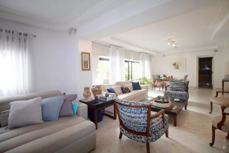 Apartamento à venda com 244m², 6 quartos e 3 vagas Apartamento à venda com 244m², 6 quartos e 3 vagasSala de estar com sofás, mesas e cadeiras, iluminada por luz natural e artificial.
