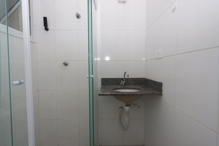 Banheiro de kitnet/studio para alugar com 1 quarto, 26m² em Quinta da Paineira, São Paulo