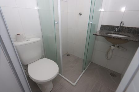 Banheiro de kitnet/studio para alugar com 1 quarto, 26m² em Quinta da Paineira, São Paulo