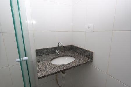 Banheiro de kitnet/studio para alugar com 1 quarto, 26m² em Quinta da Paineira, São Paulo