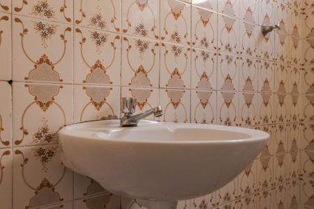 Banheiro de kitnet/studio para alugar com 1 quarto, 27m² em Jardim Dona Leopoldina, Porto Alegre