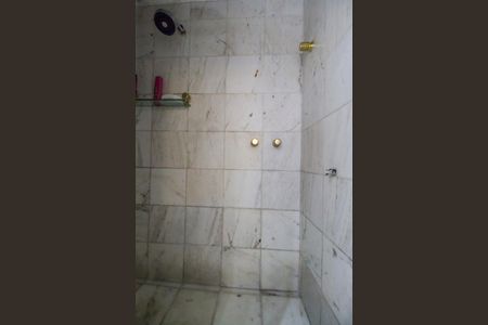 Casa de condomínio para alugar com 830m², 4 quartos e 4 vagas Casa de condomínio para alugar com 830m², 4 quartos e 4 vagasBanheiro da Suíte