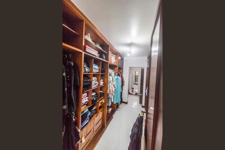 Casa de condomínio para alugar com 830m², 4 quartos e 4 vagas Casa de condomínio para alugar com 830m², 4 quartos e 4 vagasCloset da suíte