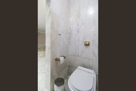 Casa de condomínio para alugar com 830m², 4 quartos e 4 vagas Casa de condomínio para alugar com 830m², 4 quartos e 4 vagasBanheiro da Suíte