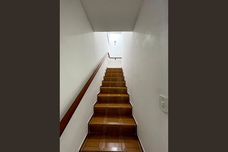 Casa à venda com 110m², 2 quartos e 2 vagasEscada 