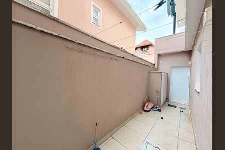 Casa de condomínio à venda com 329m², 3 quartos e 3 vagasÁrea de Serviço - corredor lateral