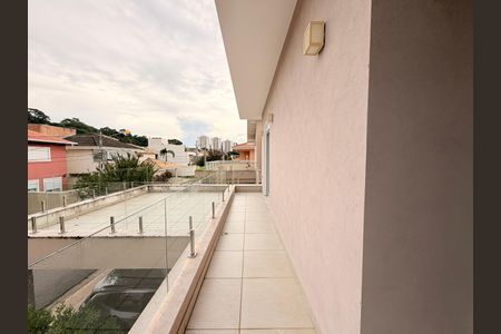 Sala de TV - Sacada de casa de condomínio à venda com 3 quartos, 329m² em Jardim Santa Teresa, Jundiaí