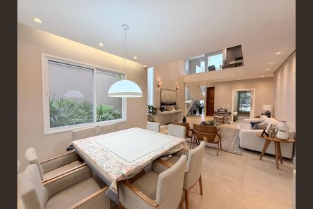 Casa de condomínio à venda com 329m², 3 quartos e 3 vagasSala