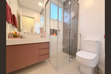 Casa de condomínio à venda com 329m², 3 quartos e 3 vagasBanheiro da Suíte 1