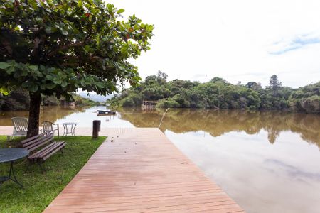 Casa de condomínio à venda com 240m², 3 quartos e 1 vagalago do clube
