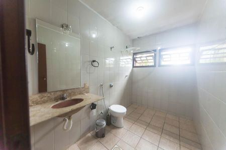 Casa de condomínio à venda com 240m², 3 quartos e 1 vagaBanheiro Social 1