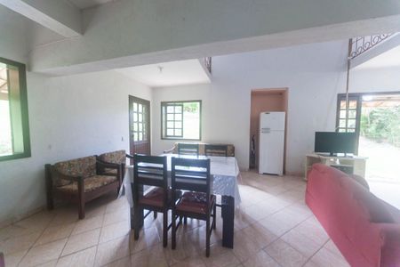 sala de casa de condomínio à venda com 3 quartos, 240m² em Rio Acima, Rio Acima