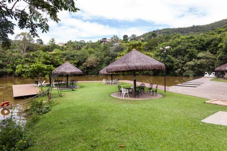 Casa de condomínio à venda com 240m², 3 quartos e 1 vagalago do clube